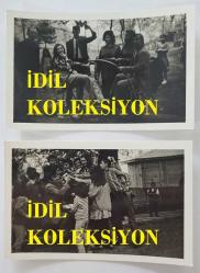 HÜLYA KOÇYİĞİT'İN KARDEŞİ NİLÜFER KOÇYİĞİT'İN ORİJİNAL 2'Lİ FOTOĞRAF SETİ - 14 x 9 cm EBADINDA - NİLÜFER KOÇYİĞİT, GİRESUN ÇOCUK BAHÇESİNDE HAYRANLARINA FOTOĞRAF DAĞITIRKEN ve EĞLENİRKEN ÇEKİLMİŞ 2 FARKLI KARE
