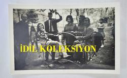 HÜLYA KOÇYİĞİT'İN KARDEŞİ NİLÜFER KOÇYİĞİT'İN ORİJİNAL 2'Lİ FOTOĞRAF SETİ - 14 x 9 cm EBADINDA - NİLÜFER KOÇYİĞİT, GİRESUN ÇOCUK BAHÇESİNDE HAYRANLARINA FOTOĞRAF DAĞITIRKEN ve EĞLENİRKEN ÇEKİLMİŞ 2 FARKLI KARE
