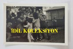 HÜLYA KOÇYİĞİT'İN KARDEŞİ NİLÜFER KOÇYİĞİT'İN ORİJİNAL 2'Lİ FOTOĞRAF SETİ - 14 x 9 cm EBADINDA - NİLÜFER KOÇYİĞİT, GİRESUN ÇOCUK BAHÇESİNDE HAYRANLARINA FOTOĞRAF DAĞITIRKEN ve EĞLENİRKEN ÇEKİLMİŞ 2 FARKLI KARE