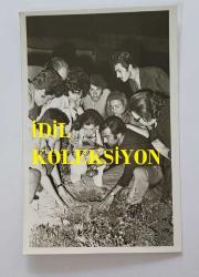 HÜLYA KOÇYİĞİT'İN KARDEŞİ NİLÜFER KOÇYİĞİT'İN ORİJİNAL 3'LÜ FOTOĞRAF SETİ - 14 x 9 cm EBADINDA - NİLÜFER KOÇYİĞİT, ÖLEN KAPLUMBAĞASINI GÖMERKEN ÇEKİLMİŞ 3 FARKLI KARE. ŞABAN ERDEM