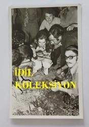 HÜLYA KOÇYİĞİT'İN KARDEŞİ NİLÜFER KOÇYİĞİT'İN ORİJİNAL 3'LÜ FOTOĞRAF SETİ - 14 x 9 cm EBADINDA - NİLÜFER KOÇYİĞİT, ÖLEN KAPLUMBAĞASINI GÖMERKEN ÇEKİLMİŞ 3 FARKLI KARE. ŞABAN ERDEM