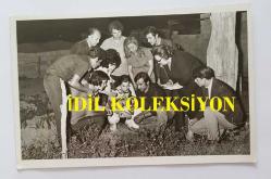 HÜLYA KOÇYİĞİT'İN KARDEŞİ NİLÜFER KOÇYİĞİT'İN ORİJİNAL 3'LÜ FOTOĞRAF SETİ - 14 x 9 cm EBADINDA - NİLÜFER KOÇYİĞİT, ÖLEN KAPLUMBAĞASINI GÖMERKEN ÇEKİLMİŞ 3 FARKLI KARE. ŞABAN ERDEM