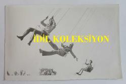 HÜLYA KOÇYİĞİT'İN KARDEŞİ NİLÜFER KOÇYİĞİT'İN ORİJİNAL 7'Lİ FOTOĞRAF SETİ - 18 x 12 cm EBADINDA - NİLÜFER KOÇYİĞİT, LUNAPARKTA EĞLENDİĞİ GÜN ÇEKİLMİŞ 7 FARKLI KARE. 2 TEMMUZ 1974