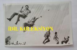 HÜLYA KOÇYİĞİT'İN KARDEŞİ NİLÜFER KOÇYİĞİT'İN ORİJİNAL 7'Lİ FOTOĞRAF SETİ - 18 x 12 cm EBADINDA - NİLÜFER KOÇYİĞİT, LUNAPARKTA EĞLENDİĞİ GÜN ÇEKİLMİŞ 7 FARKLI KARE. 2 TEMMUZ 1974