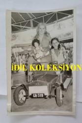 HÜLYA KOÇYİĞİT'İN KARDEŞİ NİLÜFER KOÇYİĞİT'İN ORİJİNAL 7'Lİ FOTOĞRAF SETİ - 18 x 12 cm EBADINDA - NİLÜFER KOÇYİĞİT, LUNAPARKTA EĞLENDİĞİ GÜN ÇEKİLMİŞ 7 FARKLI KARE. 2 TEMMUZ 1974