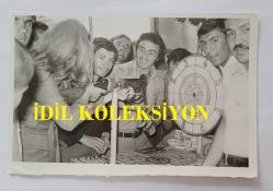 HÜLYA KOÇYİĞİT'İN KARDEŞİ NİLÜFER KOÇYİĞİT'İN ORİJİNAL 7'Lİ FOTOĞRAF SETİ - 18 x 12 cm EBADINDA - NİLÜFER KOÇYİĞİT, LUNAPARKTA EĞLENDİĞİ GÜN ÇEKİLMİŞ 7 FARKLI KARE. 2 TEMMUZ 1974