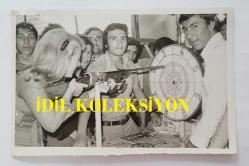 HÜLYA KOÇYİĞİT'İN KARDEŞİ NİLÜFER KOÇYİĞİT'İN ORİJİNAL 7'Lİ FOTOĞRAF SETİ - 18 x 12 cm EBADINDA - NİLÜFER KOÇYİĞİT, LUNAPARKTA EĞLENDİĞİ GÜN ÇEKİLMİŞ 7 FARKLI KARE. 2 TEMMUZ 1974