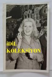 HÜLYA KOÇYİĞİT'İN KARDEŞİ NİLÜFER KOÇYİĞİT'İN ORİJİNAL 7'Lİ FOTOĞRAF SETİ - 18 x 12 cm EBADINDA - NİLÜFER KOÇYİĞİT, LUNAPARKTA EĞLENDİĞİ GÜN ÇEKİLMİŞ 7 FARKLI KARE. 2 TEMMUZ 1974