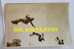 HÜLYA KOÇYİĞİT'İN KARDEŞİ NİLÜFER KOÇYİĞİT'İN ORİJİNAL 7'Lİ FOTOĞRAF SETİ - 18 x 12 cm EBADINDA - NİLÜFER KOÇYİĞİT, LUNAPARKTA EĞLENDİĞİ GÜN ÇEKİLMİŞ 7 FARKLI KARE. 2 TEMMUZ 1974