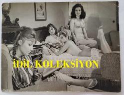 HÜLYA KOÇYİĞİT'İN KARDEŞİ NİLÜFER KOÇYİĞİT'İN ORİJİNAL BÜYÜK BOY FOTOĞRAFI - 24 x 18 cm EBADINDA - NİLÜFER KOÇYİĞİT, SEHER ŞENİZ, SERPİL GÜL ve SEVİM EMRE ''PLAJDA SEVİŞEŞİM (1964)'' ADLI YEŞİLÇAM FİLMİ SAHNESİNDE AYNI KAREDELER
