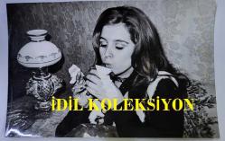 HÜLYA KOÇYİĞİT'İN KARDEŞİ NİLÜFER KOÇYİĞİT'İN ORİJİNAL FOTOĞRAFI - 18 x 12 cm EBADINDA - NİLÜFER KOÇYİĞİT KAPLUMBAĞASINI SEVERKEN ÇEKİLMİŞ BİR KARE