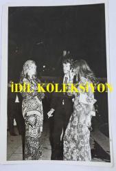 HÜLYA KOÇYİĞİT'İN KARDEŞİ NİLÜFER KOÇYİĞİT'İN ORİJİNAL FOTOĞRAFI - 18 x 12 cm EBADINDA - NİLÜFER KOÇYİĞİT, BEHİYE EKSOY'UN OĞLUNUN DÜĞÜNÜNDE BEKLERKEN ÇEKİLMİŞ BİR KARE