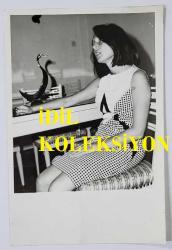 YEŞİLÇAM'IN UNUTULMAZ OYUNCUSU LEYLA SAYAR'IN ORİJİNAL 2'Lİ FOTOĞRAF SETİ - 18 x 12 cm EBADINDA - LEYLA SAYAR MAKYAJSIZ OLARAK SANDALYEDE OTURURKEN ÇEKİLMİŞ NET KALİTEDE 2 FOTOĞRAF. (ÜNAL TOLUNAY)