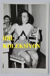 YEŞİLÇAM'IN UNUTULMAZ OYUNCUSU LEYLA SAYAR'IN ORİJİNAL 2'Lİ FOTOĞRAF SETİ - 18 x 12 cm EBADINDA - LEYLA SAYAR MAKYAJSIZ OLARAK SANDALYEDE OTURURKEN ÇEKİLMİŞ NET KALİTEDE 2 FOTOĞRAF. (ÜNAL TOLUNAY)