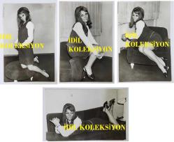 YEŞİLÇAM'IN UNUTULMAZ OYUNCUSU LEYLA SAYAR'IN ORİJİNAL 4'LÜ FOTOĞRAF SETİ - 18 x 12 cm EBADINDA - LEYLA SAYAR KOLTUKTA ÇEŞİTLİ POZLAR VERİRKEN ÇEKİLMİŞ NET KALİTEDE 4 FARKLI FOTOĞRAF... ÖZEL ARŞİV