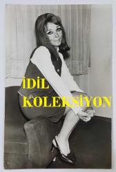 YEŞİLÇAM'IN UNUTULMAZ OYUNCUSU LEYLA SAYAR'IN ORİJİNAL 4'LÜ FOTOĞRAF SETİ - 18 x 12 cm EBADINDA - LEYLA SAYAR KOLTUKTA ÇEŞİTLİ POZLAR VERİRKEN ÇEKİLMİŞ NET KALİTEDE 4 FARKLI FOTOĞRAF... ÖZEL ARŞİV