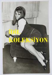 YEŞİLÇAM'IN UNUTULMAZ OYUNCUSU LEYLA SAYAR'IN ORİJİNAL 4'LÜ FOTOĞRAF SETİ - 18 x 12 cm EBADINDA - LEYLA SAYAR KOLTUKTA ÇEŞİTLİ POZLAR VERİRKEN ÇEKİLMİŞ NET KALİTEDE 4 FARKLI FOTOĞRAF... ÖZEL ARŞİV