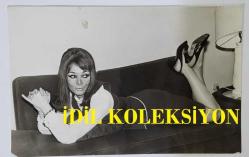 YEŞİLÇAM'IN UNUTULMAZ OYUNCUSU LEYLA SAYAR'IN ORİJİNAL 4'LÜ FOTOĞRAF SETİ - 18 x 12 cm EBADINDA - LEYLA SAYAR KOLTUKTA ÇEŞİTLİ POZLAR VERİRKEN ÇEKİLMİŞ NET KALİTEDE 4 FARKLI FOTOĞRAF... ÖZEL ARŞİV