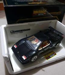 İTALYAN ORJİNAL BURAGO MARKA 1/18 ÖLÇEKLİ 1988 MODEL LAMBORGHINI COUNTACH DIECAST MODEL ARABA