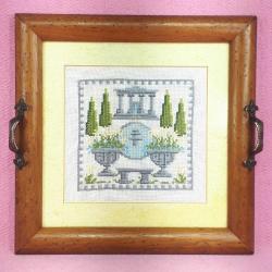 VINTAGE AVRUPA EL İŞİ KANAVİÇE , AHŞAP ÇERÇEVELİ , ÇİFT BRONZ KULPLU TABLO FORMLU TEPSİ