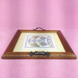 VINTAGE AVRUPA EL İŞİ KANAVİÇE , AHŞAP ÇERÇEVELİ , ÇİFT BRONZ KULPLU TABLO FORMLU TEPSİ