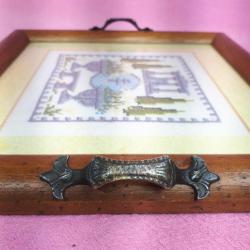 VINTAGE AVRUPA EL İŞİ KANAVİÇE , AHŞAP ÇERÇEVELİ , ÇİFT BRONZ KULPLU TABLO FORMLU TEPSİ