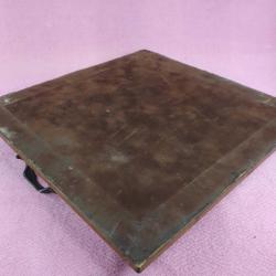 VINTAGE AVRUPA EL İŞİ KANAVİÇE , AHŞAP ÇERÇEVELİ , ÇİFT BRONZ KULPLU TABLO FORMLU TEPSİ