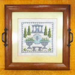 VINTAGE AVRUPA EL İŞİ KANAVİÇE , AHŞAP ÇERÇEVELİ , ÇİFT BRONZ KULPLU TABLO FORMLU TEPSİ