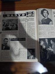 Yirminci Asır Gazetesi - Turkish Newspaper - 8 Kasım 1952 - Anıtkabir'e doğru yazan Hasan Ali Yücel - hayatta muvaffak olmuş iş adamlarımız Adem Karadağ - Medrano Sirki - Atatürk'ün film operatörü ve fotoğrafçısı Kenan Erginsoy Fotoğrafı - Ata'nın emrindeki adam anlatıyor yazan Kenan Harun - 7 Gün 7 gece yazan Hamdi Varoğlu - tezgahını meyhanede kuran bir Türk ressamı Ragıp Gökcan fotoğraf - paris'ten yazan Hıfzı topuz - Paris mektupları yazan Belkıs Söylemez - Osmanlılar devrinde cezalar yazan Mithat Sertoğlu - Amerika'da başkanlık seçimi yazan Hasan Ali Ediz - yer altında dünya var yazan Refik Halit Karay - Ağabeyim Mustafa Kemal - Makbule Atadan fotoğraf - şehir dedikoduları - dünyanın en meraklı olayları hazırlayan Adli Moran - Atatürk'ten birkaç hatıra yazan Behçet Kemal Çağlar - genç şairlerle baş başa - mikrofondan portreler Celal İnce Mustafa Çağlar ve Perihan Kövenç Fotoğrafı - İstanbul Ankara Radyosu programı - Amerika'nın sesi Radyosu - cinsiyet hayatımız yazan Fazıl Noyan