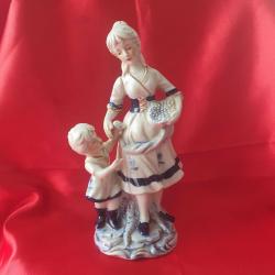 Porselen Mavi ve Beyaz Anne ve Çocuk Güvercin Figürü