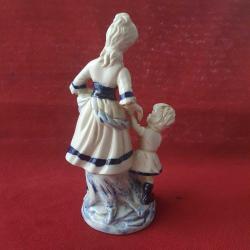 Porselen Mavi ve Beyaz Anne ve Çocuk Güvercin Figürü