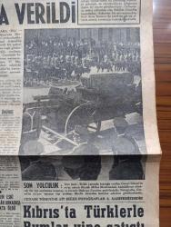 Hürriyet Gazetesi - Turkish Newspaper - 19 Eylül 1966 - büyük bir askeri törenle ve yaşlı gözlerle Cemal Gürsel Dün toprağa verildi - Cemal Gürsel Anıtkabir'in yanında toprağa verilmeden önce top arabasında Fotoğrafı - Melahat Gürsel'in hastalığı devam ediyor - Alman kaptanın denize attığı kayıp genç Akif İyigün'ün babası 1 milyon lira tazminat istiyor fotoğraf - Cemal Gürsel'in en eski okul ve silah arkadaşı Yusuf Adil Egeli aynı yatakta öldü - Hınısın 43 köyü verilecek 100 liraları hazineye başlayacak - Kıbrıs'ta Türklerle Rumlar yine çatıştı - Adana'da tek dersten kalan öğrenciler Ankara'ya kadar yaya gidecekler - Adana trafik müdürü Kemal kermen için soruşturma açıldı - Renault Bulgaristan'da otomobil monte edecek - aşka inandım yazan ve çizen Faruk Geç - Burç falınız - İstanbul Ankara İzmir Radyosu Programı - yeni cereyan sistemi ile su kesilmesi önlenecek - Gibbs tıraş kremi - Bossa gömlekleri - Cemal Gürsel'in son yolculuğu - Törende İsmet İnönü Süleyman Demirel Fotoğrafı