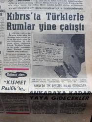 Hürriyet Gazetesi - Turkish Newspaper - 19 Eylül 1966 - büyük bir askeri törenle ve yaşlı gözlerle Cemal Gürsel Dün toprağa verildi - Cemal Gürsel Anıtkabir'in yanında toprağa verilmeden önce top arabasında Fotoğrafı - Melahat Gürsel'in hastalığı devam ediyor - Alman kaptanın denize attığı kayıp genç Akif İyigün'ün babası 1 milyon lira tazminat istiyor fotoğraf - Cemal Gürsel'in en eski okul ve silah arkadaşı Yusuf Adil Egeli aynı yatakta öldü - Hınısın 43 köyü verilecek 100 liraları hazineye başlayacak - Kıbrıs'ta Türklerle Rumlar yine çatıştı - Adana'da tek dersten kalan öğrenciler Ankara'ya kadar yaya gidecekler - Adana trafik müdürü Kemal kermen için soruşturma açıldı - Renault Bulgaristan'da otomobil monte edecek - aşka inandım yazan ve çizen Faruk Geç - Burç falınız - İstanbul Ankara İzmir Radyosu Programı - yeni cereyan sistemi ile su kesilmesi önlenecek - Gibbs tıraş kremi - Bossa gömlekleri - Cemal Gürsel'in son yolculuğu - Törende İsmet İnönü Süleyman Demirel Fotoğrafı
