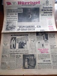 Hürriyet Gazetesi - Turkish Newspaper - 21 Mayıs 1966 - 100 yabancı alim Güneş tutulmasını en iyi ve net şekilde ayvalık'ta tespit etti fotoğraf - alimleri korkutmamak için tek silah patlamadı - istanbullular meraklı takip ettiği Güneş tutulmasını isli camlarla gözlemledi fotoğraf - kaçakçılardan 100 bin lira alan jandarmalar adliyeye verildi - seçim kanunu için Adalet Partisi ısrar edecek - tezgahtar Nükhet Çelikyay halep'te 5 sarrafı dolandırmış fotoğraf - Güneş nasıl tutuluyor - Türkiye'nin ilk istatistikçisi Ratıp Yüceuluğ öldü - Süleyman Demirel iktisadi seferberliğe başlayacağız dedi - aşk ve macera romanı Bu Bir başka aşk çizen Faruk Geç - bizimkiler yazan Kemal Bisalman çizen Sezgin Burak - İstanbul Ankara İzmir Radyosu Programı - Pervin Par öfkeli dağlarda Ekrem Bora ile fotoğraf - Selma Güneri ve Esen Püsküllü Fotoğrafı - perdede çocuk yıldız sıkıntısı devam ediyor - Göksel arsoy hayranlarına imza veriyor fotoğraf - Zeynep Değirmencioğlu fotoğraf - Sadri Alışık fotoğraf