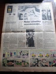 Hürriyet Gazetesi - Turkish Newspaper - 21 Mayıs 1966 - 100 yabancı alim Güneş tutulmasını en iyi ve net şekilde ayvalık'ta tespit etti fotoğraf - alimleri korkutmamak için tek silah patlamadı - istanbullular meraklı takip ettiği Güneş tutulmasını isli camlarla gözlemledi fotoğraf - kaçakçılardan 100 bin lira alan jandarmalar adliyeye verildi - seçim kanunu için Adalet Partisi ısrar edecek - tezgahtar Nükhet Çelikyay halep'te 5 sarrafı dolandırmış fotoğraf - Güneş nasıl tutuluyor - Türkiye'nin ilk istatistikçisi Ratıp Yüceuluğ öldü - Süleyman Demirel iktisadi seferberliğe başlayacağız dedi - aşk ve macera romanı Bu Bir başka aşk çizen Faruk Geç - bizimkiler yazan Kemal Bisalman çizen Sezgin Burak - İstanbul Ankara İzmir Radyosu Programı - Pervin Par öfkeli dağlarda Ekrem Bora ile fotoğraf - Selma Güneri ve Esen Püsküllü Fotoğrafı - perdede çocuk yıldız sıkıntısı devam ediyor - Göksel arsoy hayranlarına imza veriyor fotoğraf - Zeynep Değirmencioğlu fotoğraf - Sadri Alışık fotoğraf