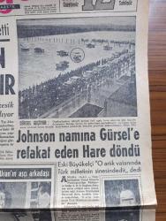 Hürriyet Gazetesi - Turkish Newspaper - 27 Mart 1966 - Cemal gürseli 40 Doktor muayene etti - Melahat Gürsel eşini karşılamaya gelirken fotoğraf - Cumhurbaşkanı Cemal Gürsel'i getiren özel uçak pist başında durmuştur Fotoğraf - Amerikan başkanı Johnson namına Cemal Gürsele refakat eden Hare döndü - değiştirme Birliği Yarın Kıbrıs'a gidiyor - tahliye edilen şaki hasso öldürüldü - Amiral Necdet Uran'ın aşçı arkadaşı Faruk Okatar Fotoğrafı - polis ele geçmez Josef'in ancak ölüsünü buldu - 7 kişilik güvercin çetesi mahallede tavuk bırakmadı fotoğraf - Cavidan Dora için kabuslu günler bitti - aşk ve macera romanı Bu Bir başka aşk çizen Faruk Geç - İstanbul Ankara İzmir Radyosu Programı - polis mahkemeleri artık kurulmalıdır - Fono dil öğrenimi - burç falı - aşk ve macera romanı daima seninim - Arçelik Radyo programını takdim eden Orhan Boran