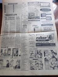Hürriyet Gazetesi - Turkish Newspaper - 27 Mart 1966 - Cemal gürseli 40 Doktor muayene etti - Melahat Gürsel eşini karşılamaya gelirken fotoğraf - Cumhurbaşkanı Cemal Gürsel'i getiren özel uçak pist başında durmuştur Fotoğraf - Amerikan başkanı Johnson namına Cemal Gürsele refakat eden Hare döndü - değiştirme Birliği Yarın Kıbrıs'a gidiyor - tahliye edilen şaki hasso öldürüldü - Amiral Necdet Uran'ın aşçı arkadaşı Faruk Okatar Fotoğrafı - polis ele geçmez Josef'in ancak ölüsünü buldu - 7 kişilik güvercin çetesi mahallede tavuk bırakmadı fotoğraf - Cavidan Dora için kabuslu günler bitti - aşk ve macera romanı Bu Bir başka aşk çizen Faruk Geç - İstanbul Ankara İzmir Radyosu Programı - polis mahkemeleri artık kurulmalıdır - Fono dil öğrenimi - burç falı - aşk ve macera romanı daima seninim - Arçelik Radyo programını takdim eden Orhan Boran
