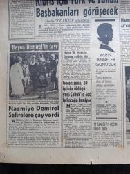 Hürriyet Gazetesi - Turkish Newspaper - 7 Mayıs 1966 - senatör Sıtkı ulay Mecliste dayak yedi - Sıtkı Ulay dayak yeme hadisesinin çıkışı - Muammer Dirik Adalet Partisinden ihraç edildi - Kıbrıs için Türk ve Yunan başbakanları görüşecek - trafik polisinin yeni mensupları - 20 ilkokul öğrencisi kurs görüp polis oldu fotoğraf - Nazmiye Demirel Sefirelere çay verdi fotoğraf - esrarengiz Amerikalı Rogers Raner kiraladığı kotranın Kaptan ve tayfasını öldürmekle suçlandı fotoğraf - Yarın anneler günü - geçen sene 69 işçinin öldüğü yeni çeltek'te 600 işçi ocağa inmiyor - Bursa Türkiye İşçi Partisi merkezini basanlar mahkum oldu - burç falınız - Unkapanı geçidinin eksik kısmında tamamlanıyor - aşk ve macera romanı bu bir başka aşk çizen Faruk Geç - bizimkiler yazan Kemal Bisalman çizen Sezgin Burak - aşk ve macera romanı dön bana sevgilim - İstanbul Ankara İzmir Radyosu Programı - Singer dikiş makinası - Türk yükseltme cemiyetinin daveti - İdealtepe plaj moteli - serbest kürsü herkese söz hakkı