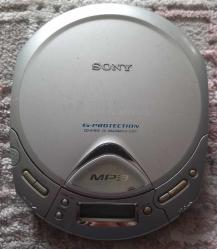 SONY WALKMAN CD ÇALAR.  ÇALIŞMIYOR.  TAMİR EDEBİLENE VEYA PARÇA NİYETİNE ALANA SATILIR. KIRIĞI YOK KASA SAĞLAM . TUŞLAR BASIYOR
