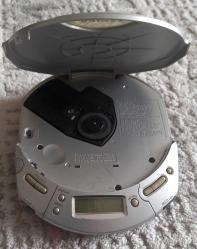 SONY WALKMAN CD ÇALAR.  ÇALIŞMIYOR.  TAMİR EDEBİLENE VEYA PARÇA NİYETİNE ALANA SATILIR. KIRIĞI YOK KASA SAĞLAM . TUŞLAR BASIYOR