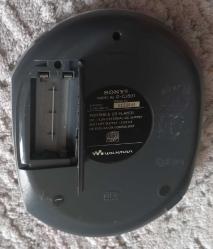 SONY WALKMAN CD ÇALAR.  ÇALIŞMIYOR.  TAMİR EDEBİLENE VEYA PARÇA NİYETİNE ALANA SATILIR. KIRIĞI YOK KASA SAĞLAM . TUŞLAR BASIYOR