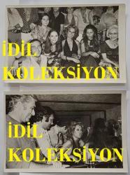 YEŞİLÇAM'IN UNUTULMAZ OYUNCUSU LEYLA SAYAR'IN ORİJİNAL 2'Lİ FOTOĞRAF SETİ - 18 x 12 cm EBADINDA - LEYLA SAYAR, LEYLA SAYAR, RÜÇHAN ÇAMAY ve FATMA BELGEN YAN YANA OTURURLARKEN ÇEKİLMİŞ 2 HATIRA FOTOĞRAFI