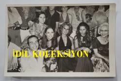 YEŞİLÇAM'IN UNUTULMAZ OYUNCUSU LEYLA SAYAR'IN ORİJİNAL 2'Lİ FOTOĞRAF SETİ - 18 x 12 cm EBADINDA - LEYLA SAYAR, LEYLA SAYAR, RÜÇHAN ÇAMAY ve FATMA BELGEN YAN YANA OTURURLARKEN ÇEKİLMİŞ 2 HATIRA FOTOĞRAFI