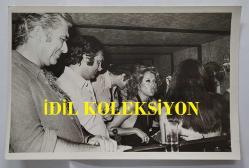 YEŞİLÇAM'IN UNUTULMAZ OYUNCUSU LEYLA SAYAR'IN ORİJİNAL 2'Lİ FOTOĞRAF SETİ - 18 x 12 cm EBADINDA - LEYLA SAYAR, LEYLA SAYAR, RÜÇHAN ÇAMAY ve FATMA BELGEN YAN YANA OTURURLARKEN ÇEKİLMİŞ 2 HATIRA FOTOĞRAFI