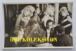 YEŞİLÇAM'IN UNUTULMAZ OYUNCUSU LEYLA SAYAR'IN ORİJİNAL 2'Lİ FOTOĞRAF SETİ - 18 x 12 cm EBADINDA - LEYLA SAYAR, ERDAL KASİDECİOĞLU İLE EVLENİRKEN NİKAH TÖRENLERİNDE İMZA ATTIKLARI ANLARDA ÇEKİLMİŞ 2 ÖZEL KARE. 1974