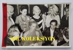 YEŞİLÇAM'IN UNUTULMAZ OYUNCUSU LEYLA SAYAR'IN ORİJİNAL 2'Lİ FOTOĞRAF SETİ - 18 x 12 cm EBADINDA - LEYLA SAYAR, ERDAL KASİDECİOĞLU İLE EVLENİRKEN NİKAH TÖRENLERİNDE İMZA ATTIKLARI ANLARDA ÇEKİLMİŞ 2 ÖZEL KARE. 1974