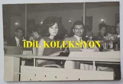 YILDIRAY ÇINAR ve YEŞİLÇAM'IN UNUTULMAZ OYUNCUSU LEYLA SAYAR'IN ORİJİNAL FOTOĞRAFI - 18 x 12 cm EBADINDA - LEYLA SAYAR ve YILDIRAY ÇINAR, BİR MEKANDA YEMEK YEDİKLERİ SIRADA HATIRA POZU VERİRLERKEN ÇEKİLMİŞ BİR FOTOĞRAF... ÖZEL ARŞİV