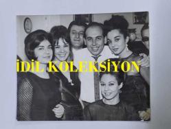 YEŞİLÇAM'IN UNUTULMAZ OYUNCUSU LEYLA SAYAR'IN ORİJİNAL FOTOĞRAFI - 11 x 9 cm EBADINDA - LEYLA SAYAR, PERVİN PAR ve ARKADAŞLARIYLA BİRLİKTE HATIRA POZU VERİRKEN ÇEKİLMİŞ BİR FOTOĞRAF