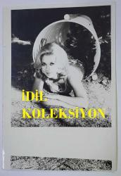 YEŞİLÇAM'IN UNUTULMAZ OYUNCUSU LEYLA SAYAR'IN ORİJİNAL 2'Lİ FOTOĞRAF SETİ - 18 x 12 cm EBADINDA - LEYLA SAYAR, YERE UZANIP POZ VERİRKEN ve PARMAĞINDAKİ YÜZÜĞÜ GÖSTERİRKEN ÇEKİLMİŞ 2 FARKLI KARE