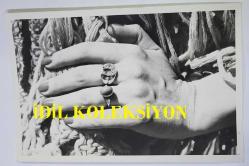 YEŞİLÇAM'IN UNUTULMAZ OYUNCUSU LEYLA SAYAR'IN ORİJİNAL 2'Lİ FOTOĞRAF SETİ - 18 x 12 cm EBADINDA - LEYLA SAYAR, YERE UZANIP POZ VERİRKEN ve PARMAĞINDAKİ YÜZÜĞÜ GÖSTERİRKEN ÇEKİLMİŞ 2 FARKLI KARE